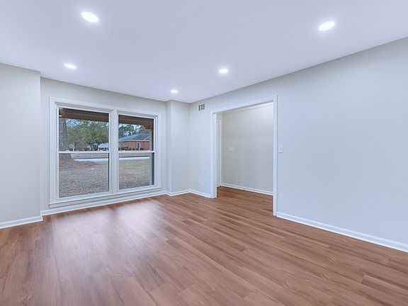 5th image of 1934 Woodmont Dr