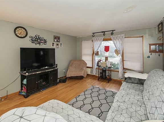 2nd image of 3108 W 118th St