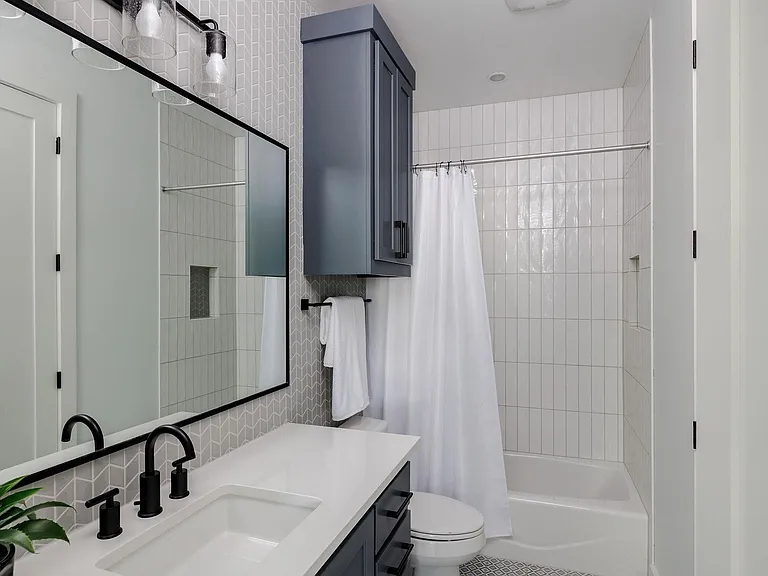 2504 Bluffview Dr — Photo 24