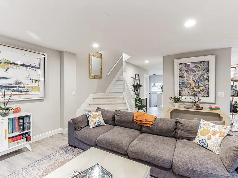 8128 Chester Pkwy — Photo 18