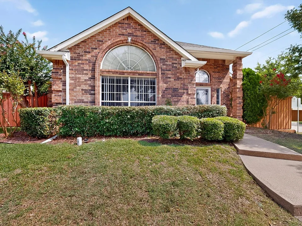 2702 Garden Springs Dr