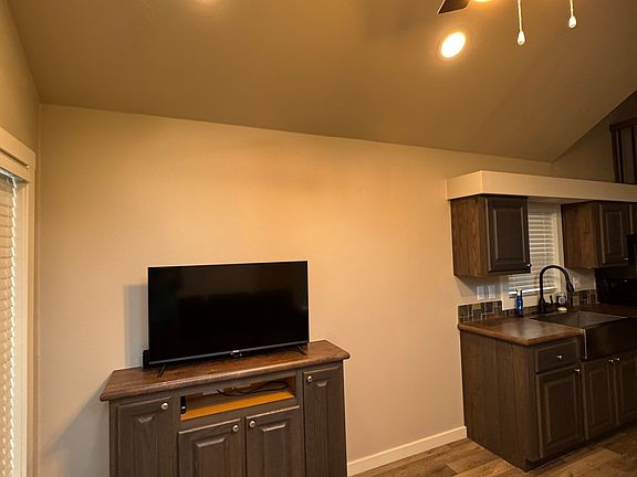 ENTERTAINMENT CENTER/LIVING ROOM