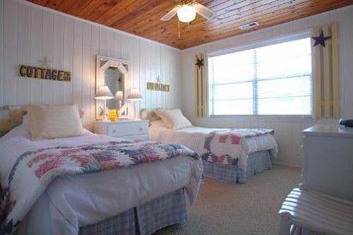 Bedroom with two twin beds