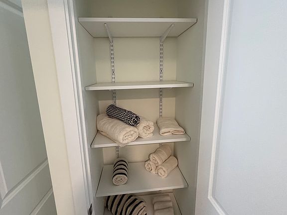 EXTRA CLOSET