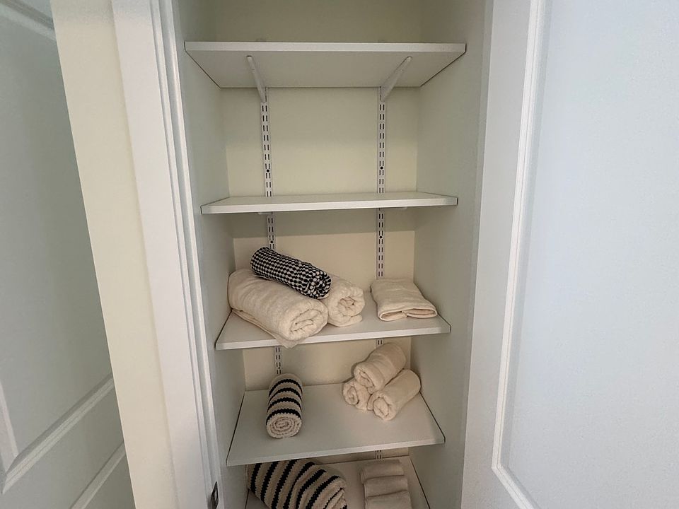 EXTRA CLOSET