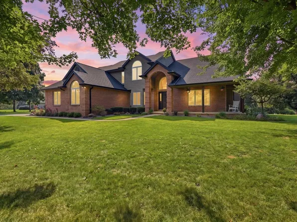 655 Deer Lakes Dr, Goodfield, IL 61742