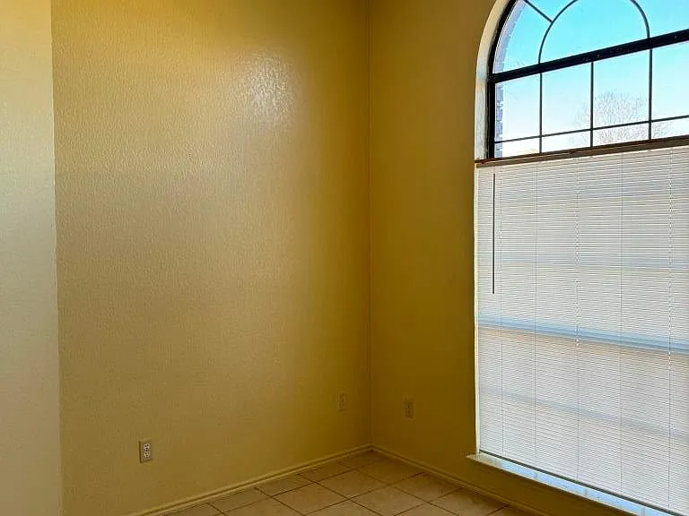 2404 Bluebonnet Dr — Photo 6