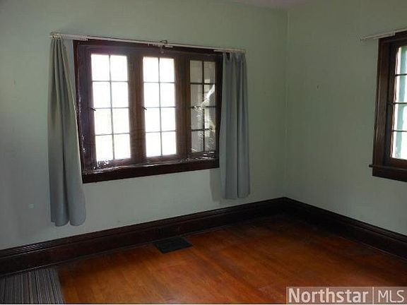 3rd image of 638 Cross Avenue S