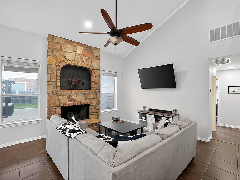 395 Spring Dr — Photo 21