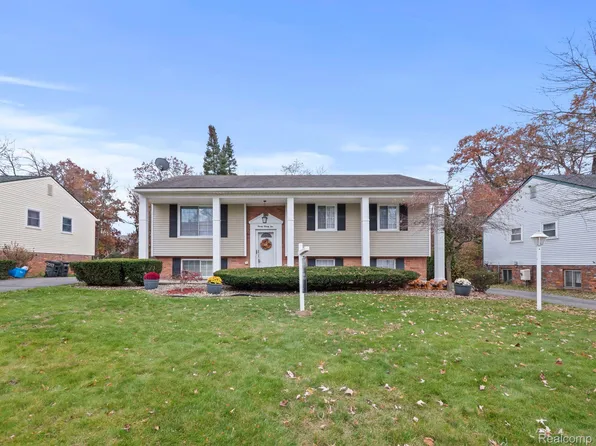 2021 Teaneck Cir, Wixom, MI 48393