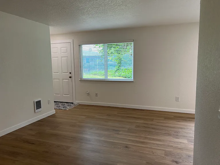 302 To 304 Dennis St SW — Photo 13