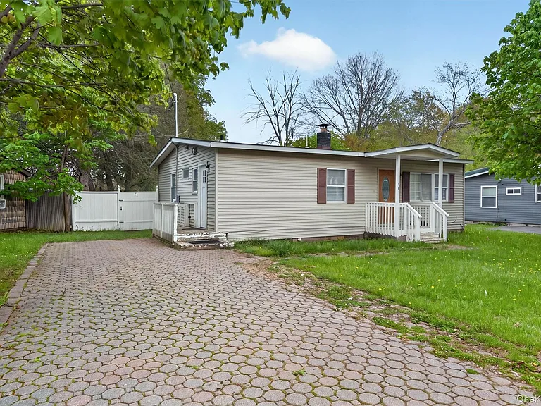 11 Edward Ave — Photo 1