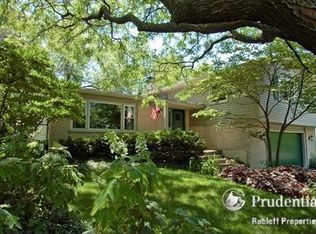 27W265 Fleming Dr, Winfield, IL 60190