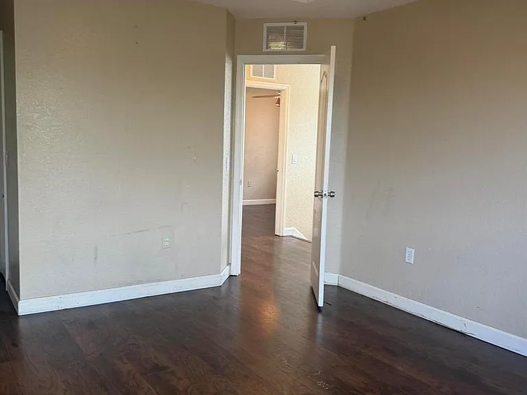 1121 Shoma Dr — Photo 6
