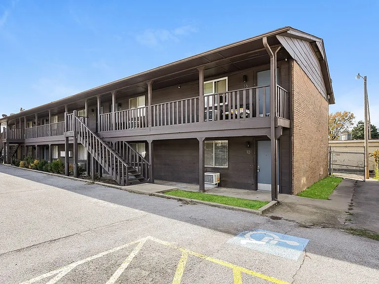 Kimberly Apartments — Photo 16