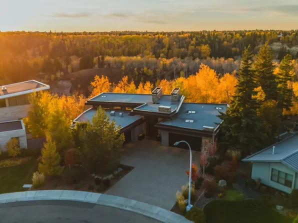 112 Westbrook Dr NW, Edmonton, AB T6J 2E1