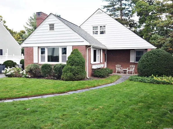 35 Hemlock Lane, Bay Shore, NY 11706