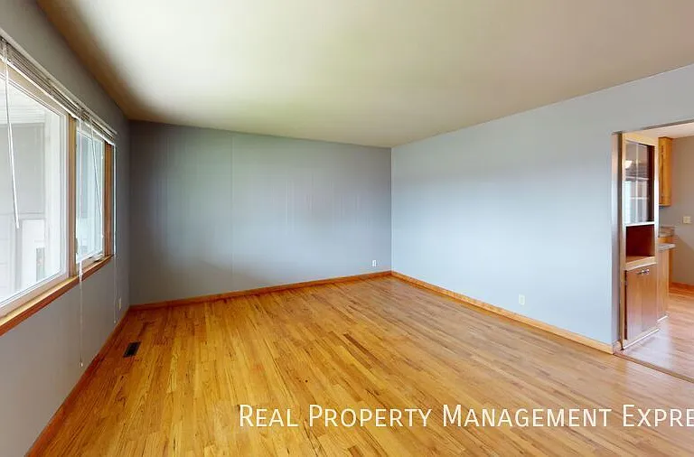 2200 W 39th St — Photo 4