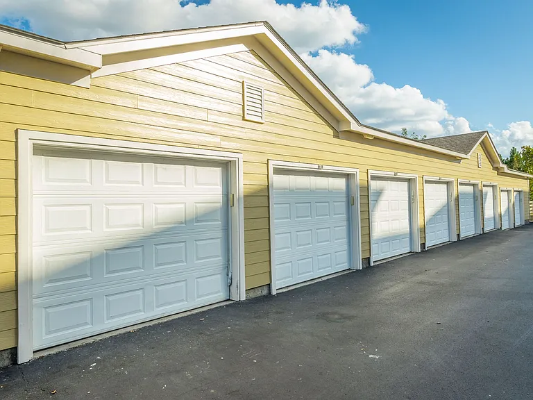 Detached garages at Amberleigh Ridge