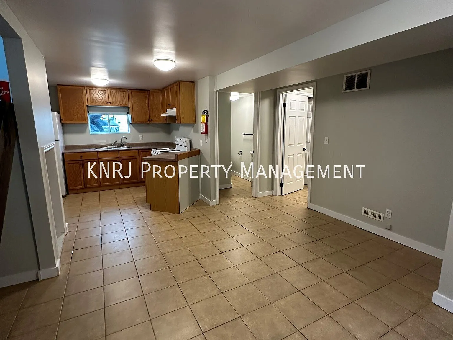 Spacious 1 Bedroom Basement Apartment — Photo 3