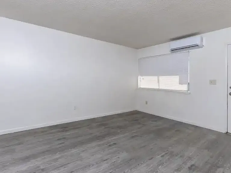 Chateau Villa Apartments — Photo 6