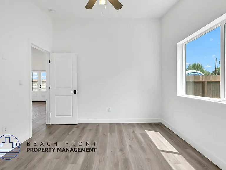 1931 Pomona Ave — Photo 21