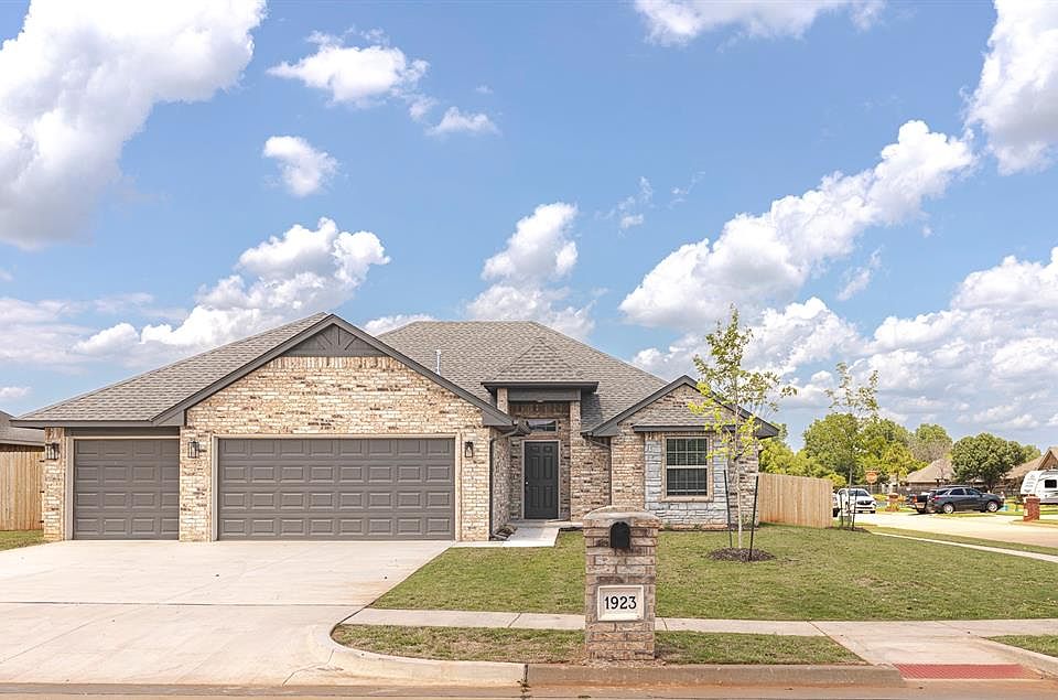 1st image of 1923 W Flintlock Way