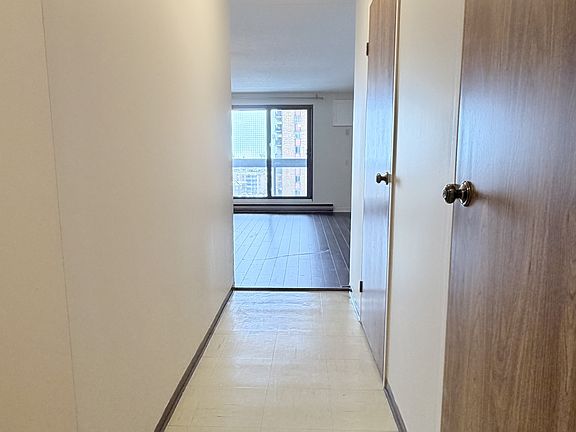 5th image of 1653 Ouellette Ave #907