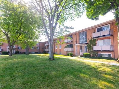22091 River Oaks Dr APT C2, Rocky River, OH, 44116