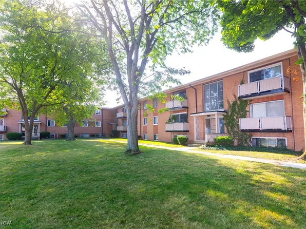 22091 River Oaks Dr APT C2, Rocky River, OH 44116