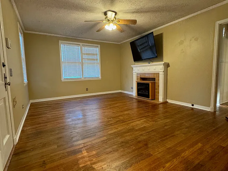 514 W Rusk St — Photo 2