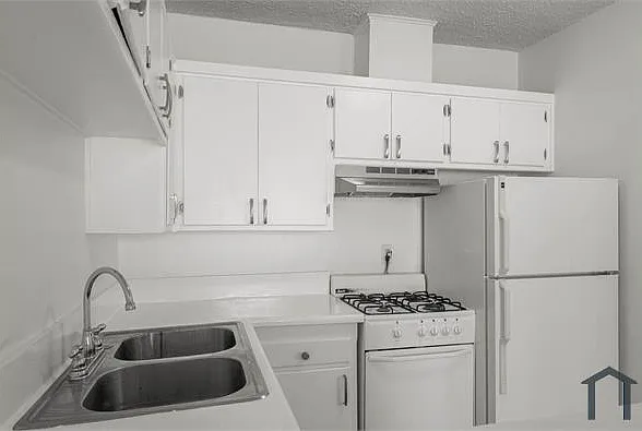Studio, 450 sqft, $2,041 — Photo 3
