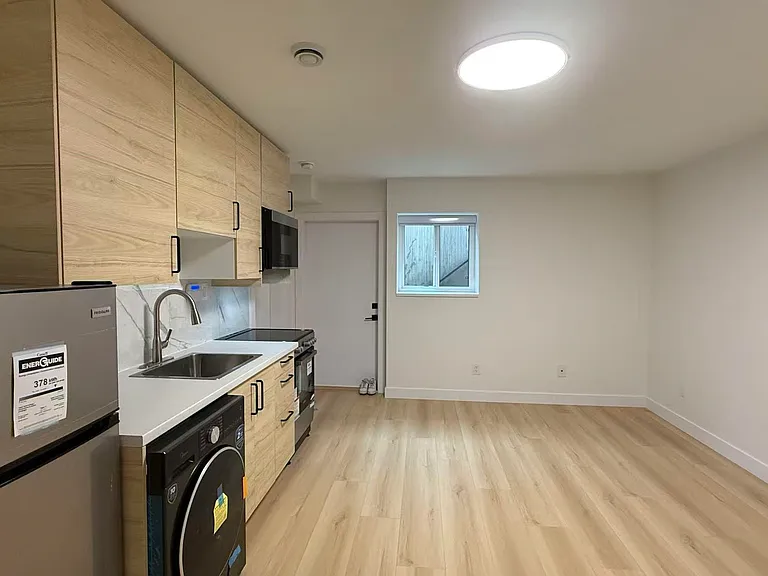 1536 Duthie Ave #4 — Photo 3