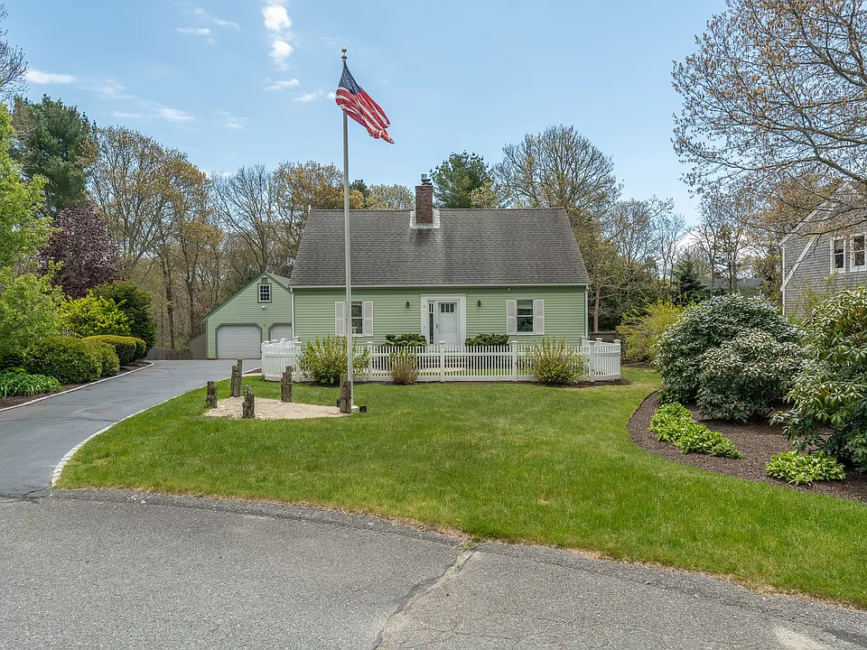 15 Meadowood Ln