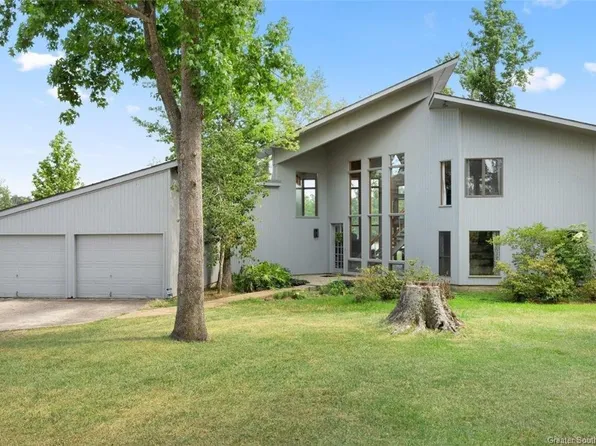 5037 S Saint Charles Ave, Lake Charles, LA 70605