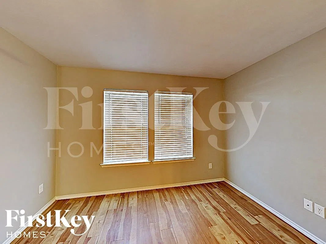 3 bed, 2.0 bath, 1359 sqft, $2,200 — Photo 3