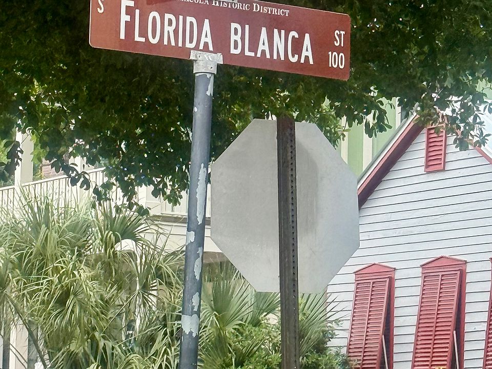 Convenient in town location with easy access to 110; 10 minute drive to Gulf beaches, NAS, UWF and more