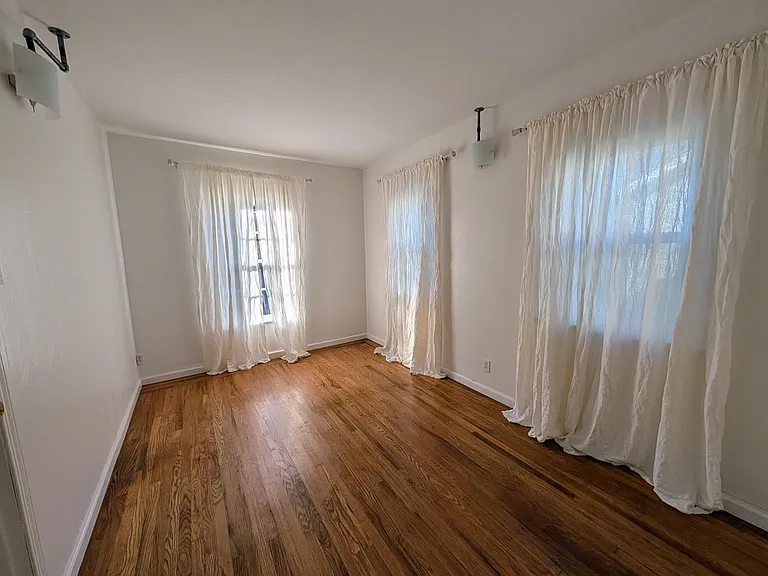 934 Bush St — Photo 5