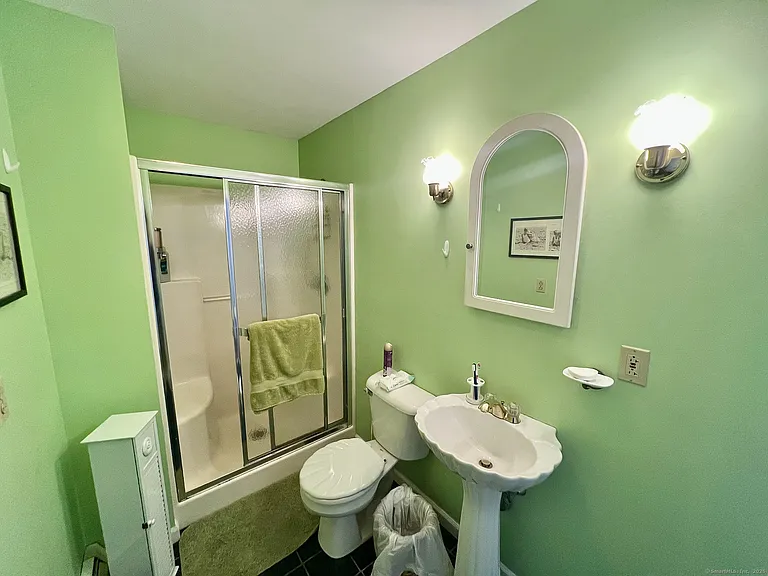 906 E Broadway — Photo 18