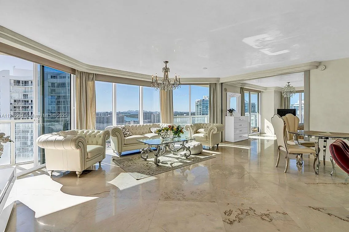 La Perla Condo — Photo 3