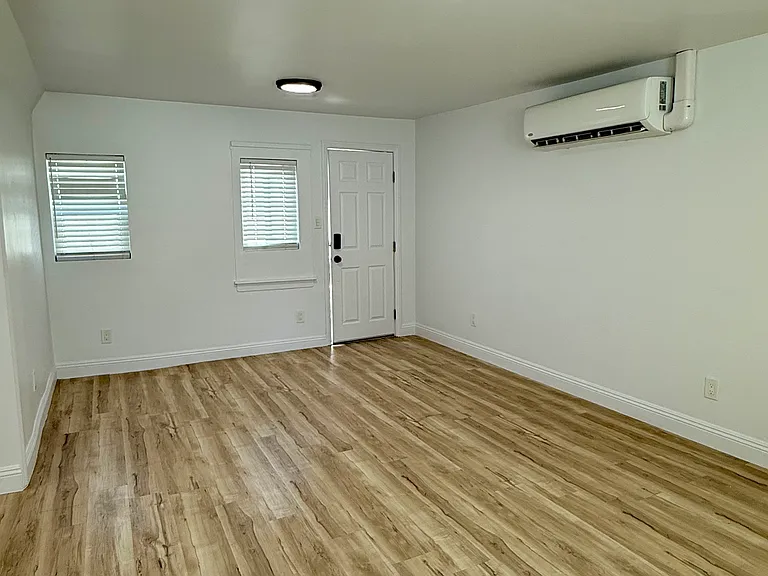 2622 N Lime Ave — Photo 5