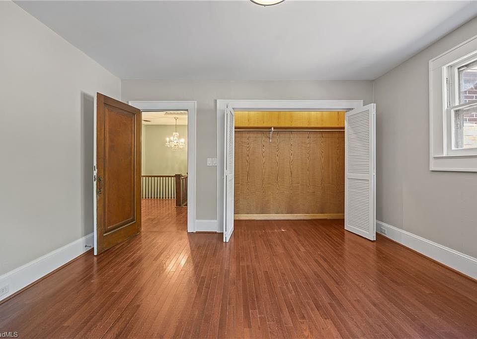 28th image of 224 W Colonial Dr