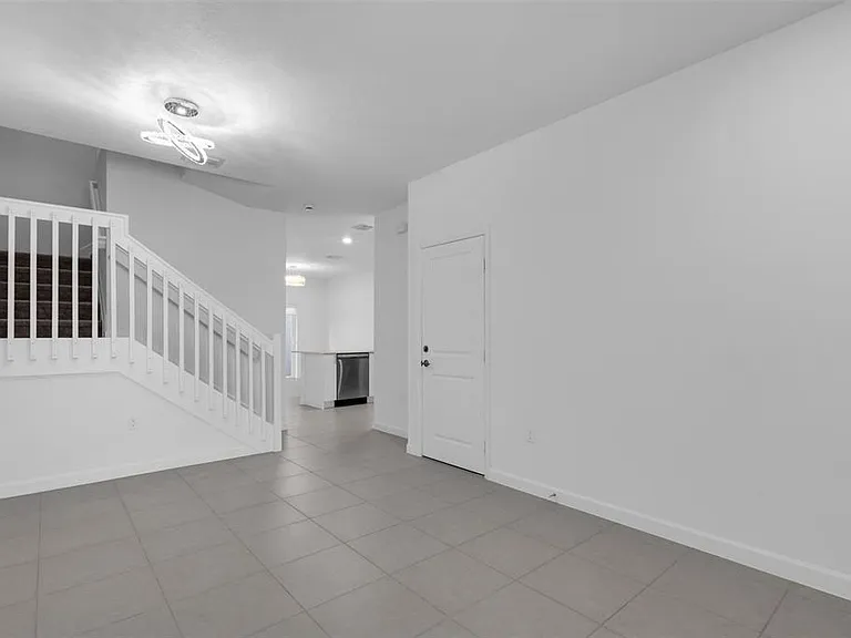 105 SW 184th Ave — Photo 3
