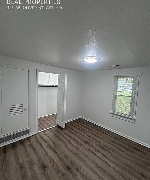 319 W Oliver St #5 — Photo 8