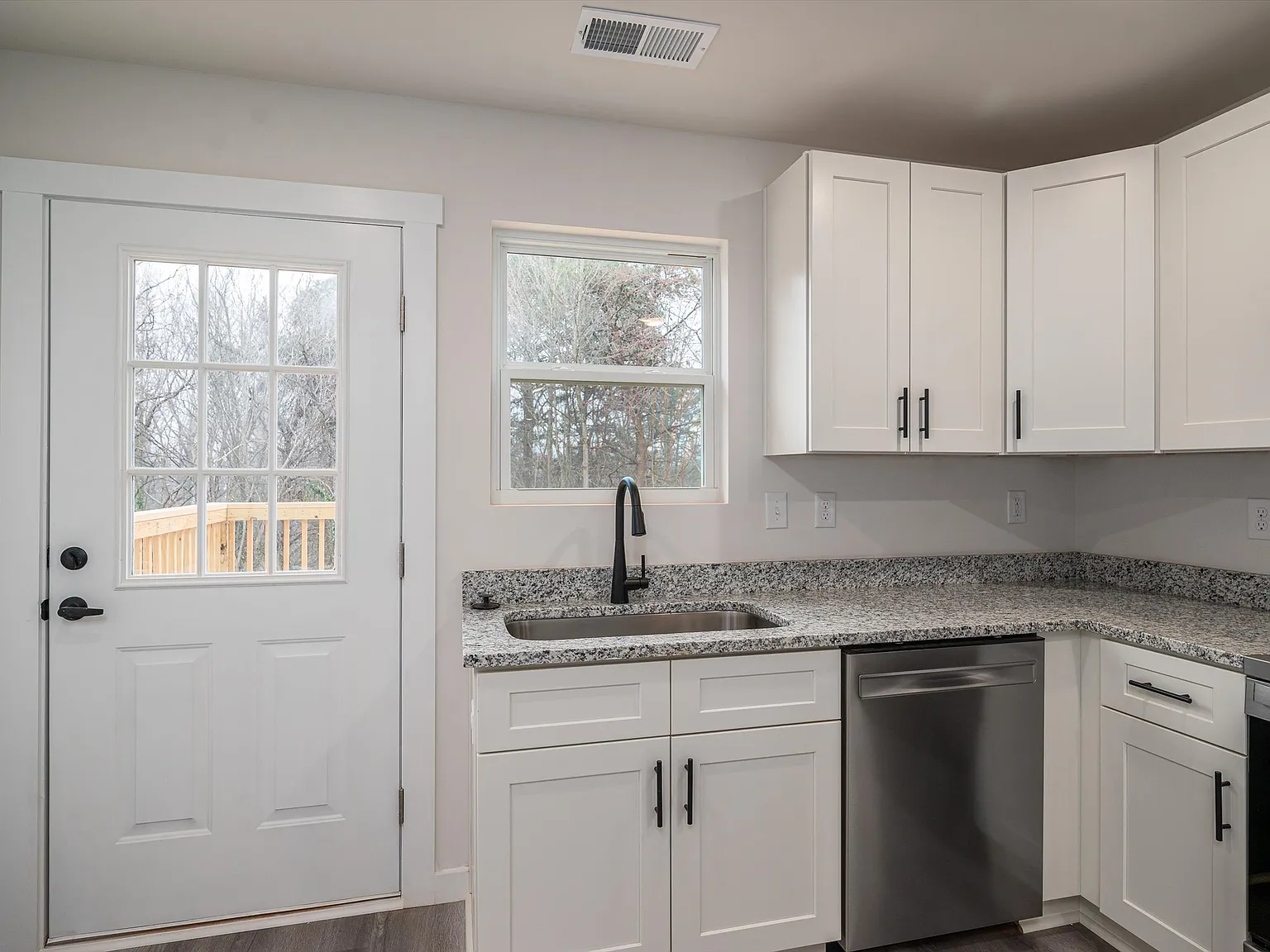 3 bed, 2.5 bath, 1300 sqft, $1,692 — Photo 4