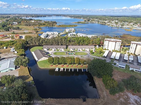 5th image of 220 Country Club Dr