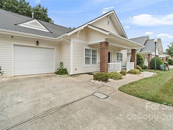 3rd image of 2409 Granville Pl