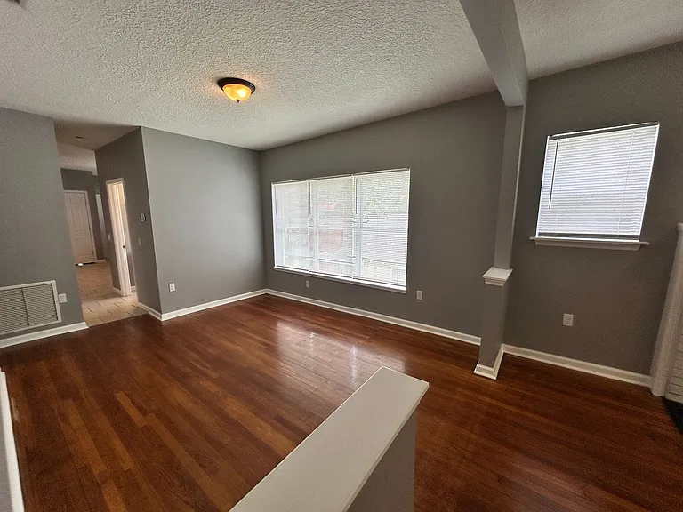 1070 Day Ave — Photo 3