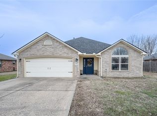 563 Red Oak St, Gentry, AR 72734