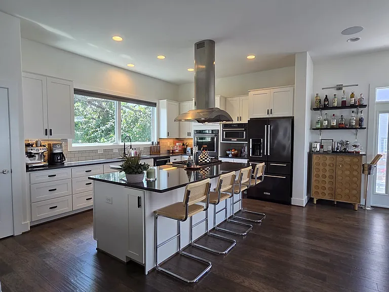 1506 Ward Ave — Photo 3
